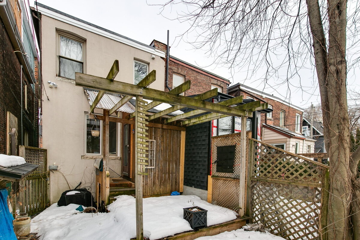 26-web-or-mls-74_003_Backyard