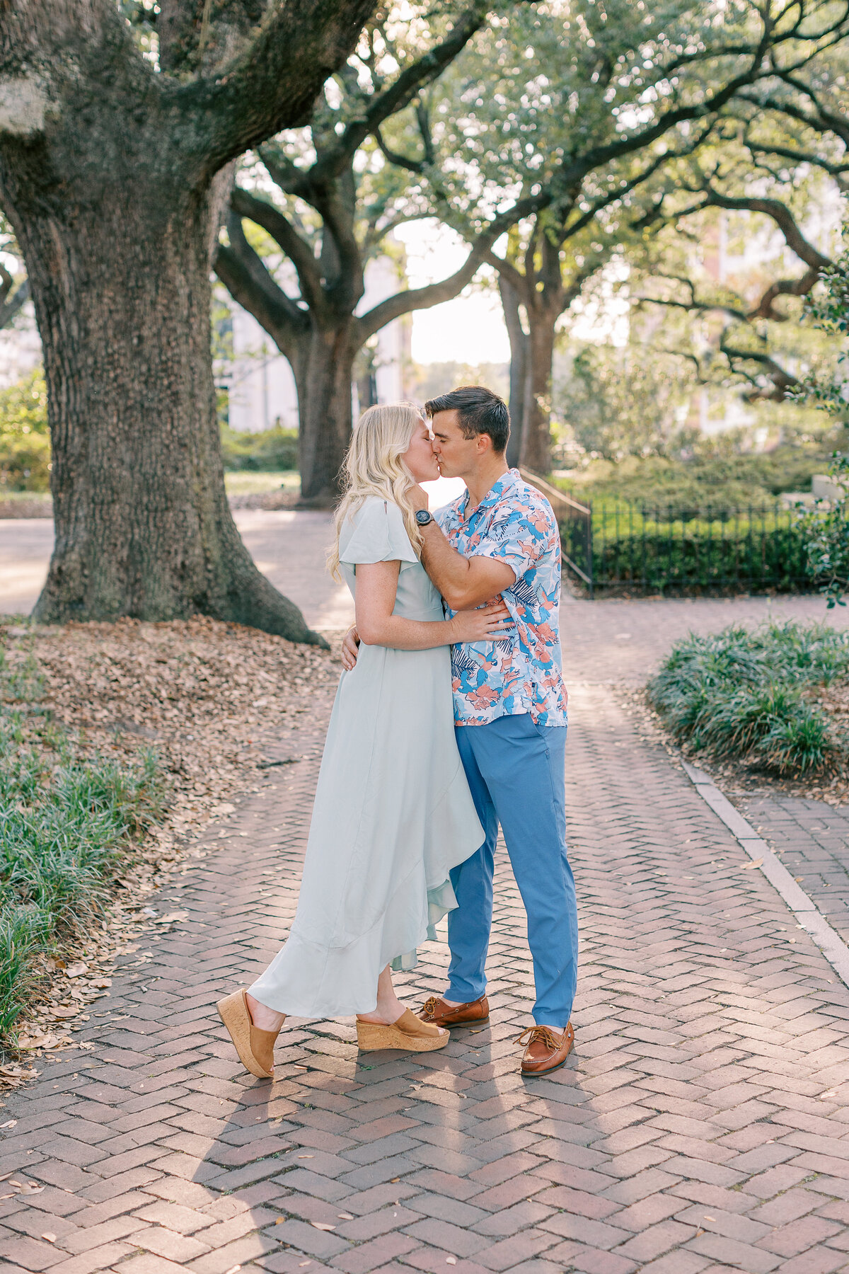 Couple kissing in Savannah