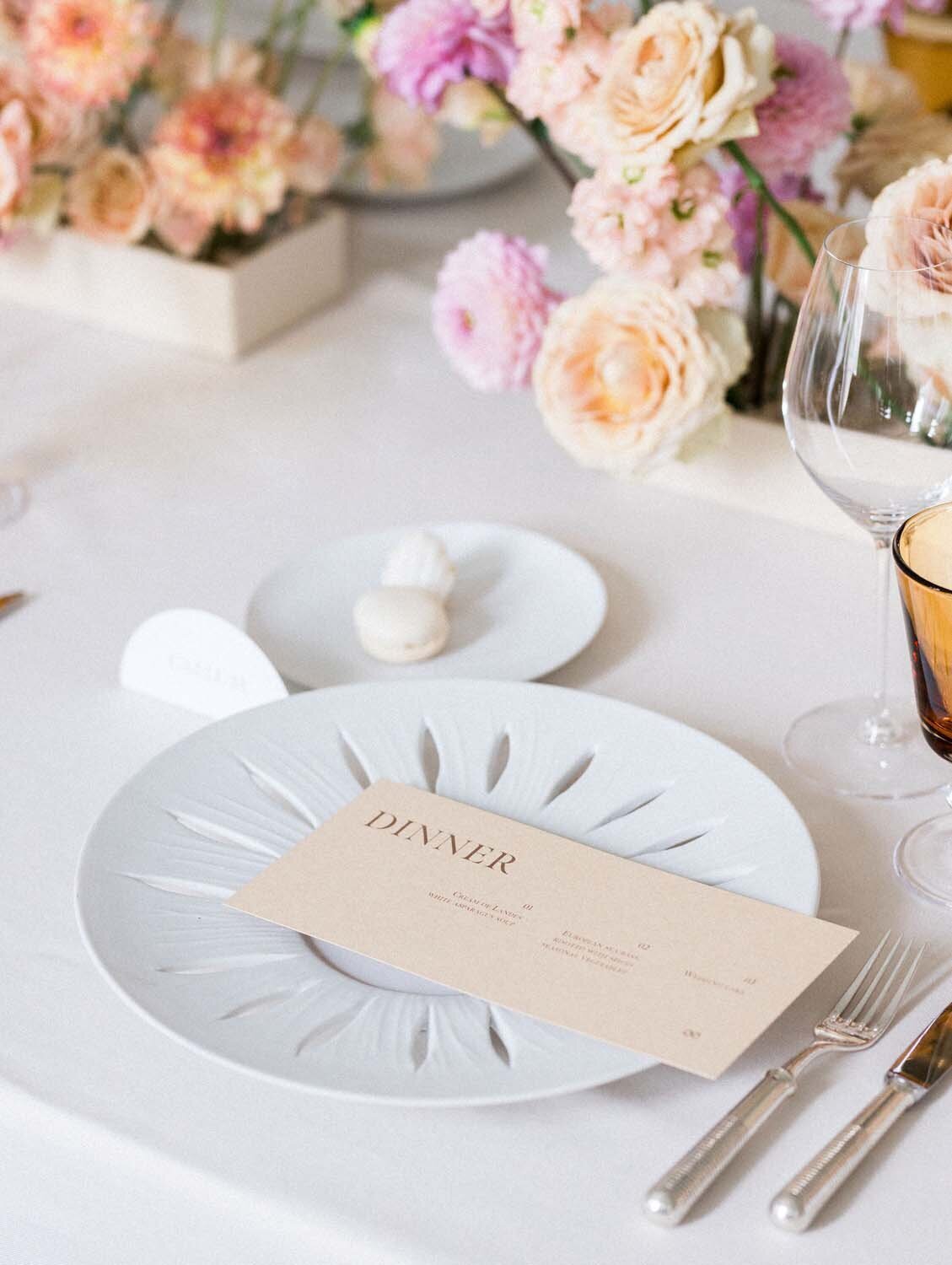 Colorful couture wedding at luxury hotel chais Monnet in Cognac - Veronique Lorre artistic direction floral designer37