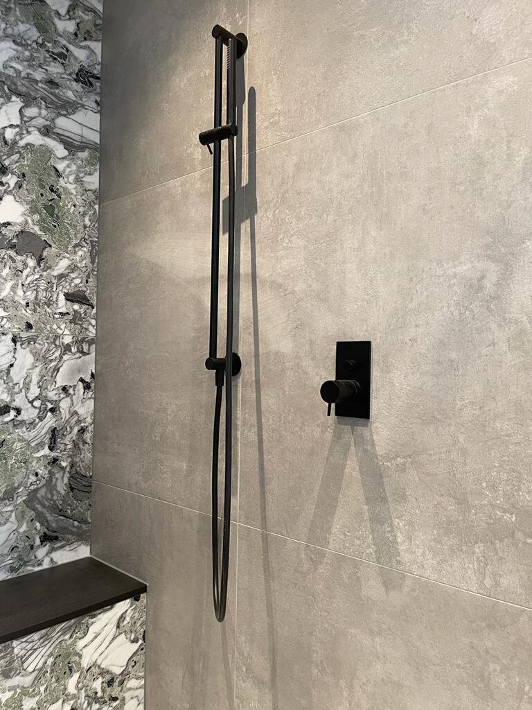 Interieurdesign Woerden, Interieurontwerpstudio Woerden, Interieurontwerper Woerden, Interior design Woerden, Interieurstudio Woerden, Interieur ontwerpen Woerden, Interieur ontwerp Woerden, Interieurinrichting Woerden, Interieurstylist Woerden, Badkamerontwerp Woerden, Badkamer Woerden, Zwarte kranen, Zwart toilet, toilet, infraroodcabine Woerden