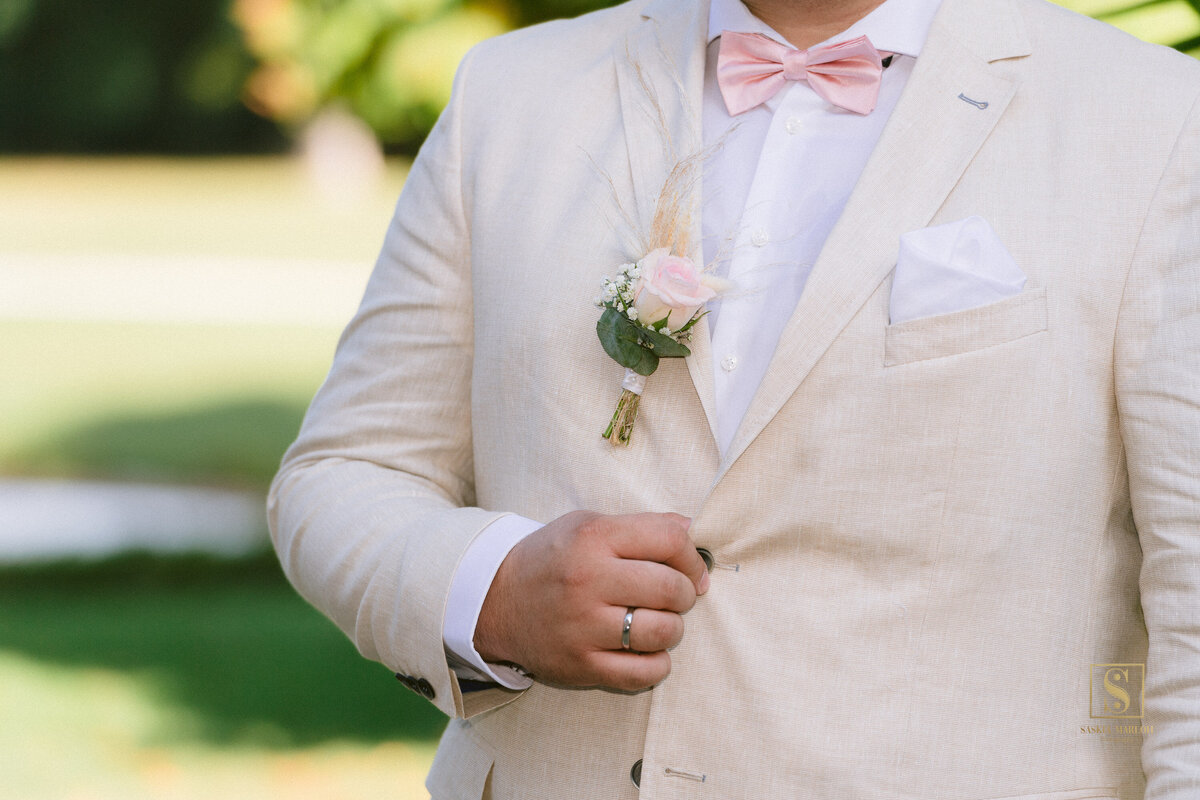 Details Hochzeit Schloss Biebrich  Fotografin Saskia Marloh Photography  Falls Ihr einen Hochzeits-Fotografen im Hofgut Georgenthal sucht, dann seid Ihr hier richtig.  Saskia Marloh ist Hochzeits- und Portraitfotografin, die im Rheingau und weltweit fotografiert, Euer Surprise Proposal und Verlobungsantrag, Verlobungsfeiern, im kleinen und großen Rahmen, von Hochzeiten, die 4 Tage dauern bis zu romantischen Kerzenlicht Trauungen zu zweit als Elopement.   Hochzeiten  Es gibt Hochzeiten mit 800 oder mehr Personen, es gibt Hochzeiten, die über mehrere Tage gehen, es gibt Hochzeiten, die langfristig gebucht werden und andere, die sehr kurzfristig, fast spontan gebucht werden, manche im kleinen familiären Rahmen, manche mit allen ausgedehnten Familien und Freundeskreisen. Jede ist einzigartig.   Hochzeitsreportagen Preise  Elopement oder Tiny Weddings beginnen bei EUR 750 und Ganztages-Reportagen bei EUR 1450. Ruft Saskia einfach an, diskutiert Eure Wünsche und Ihr erhaltet Euer individuelles Angebot.