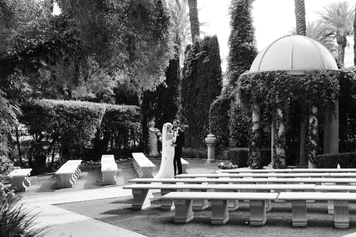 46_riskyexposure_maddie-noah_las-vegas-elopement-photography