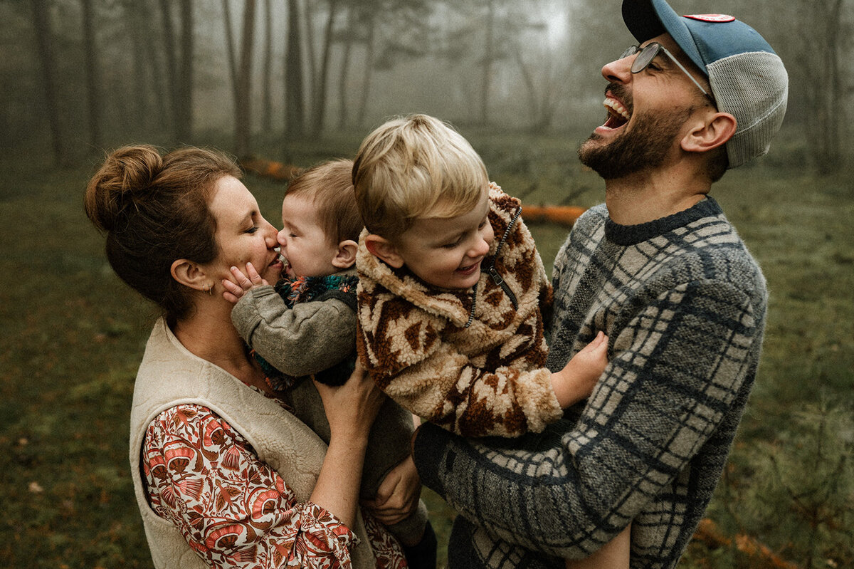 authentieke gezinsreportage in het bos