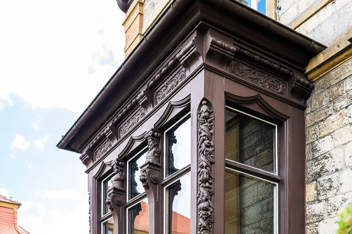 Detailreiche Verzierungen an der Weber Villa Oerlinghausen