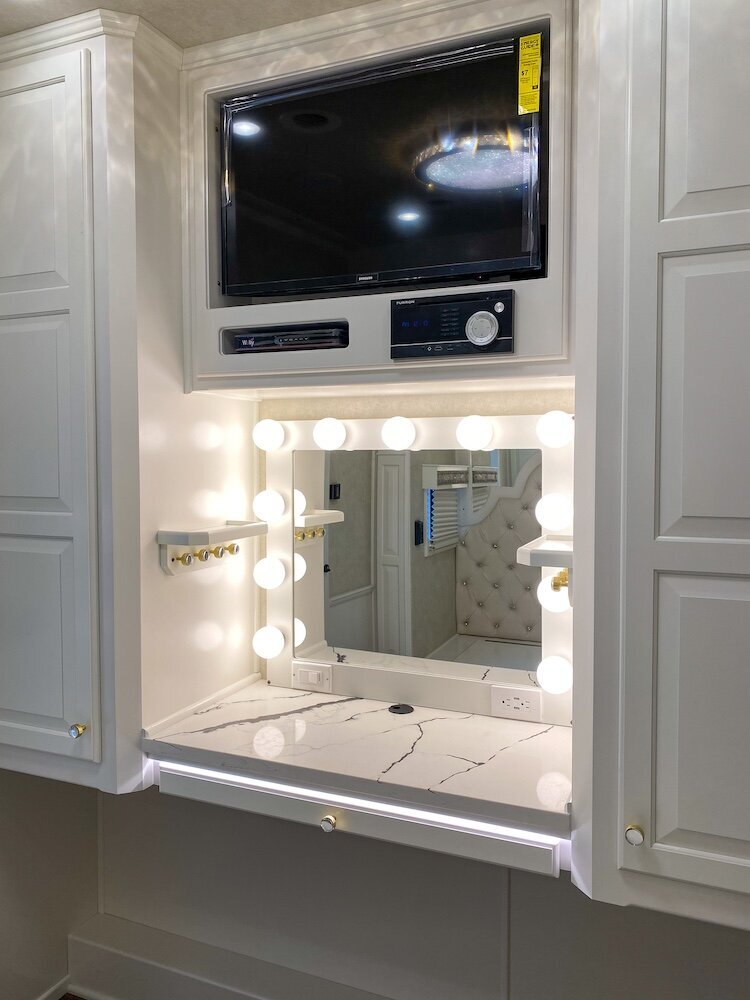 luxury-living-quarter-horse-trailers-trail-boss-conversions-nose-15