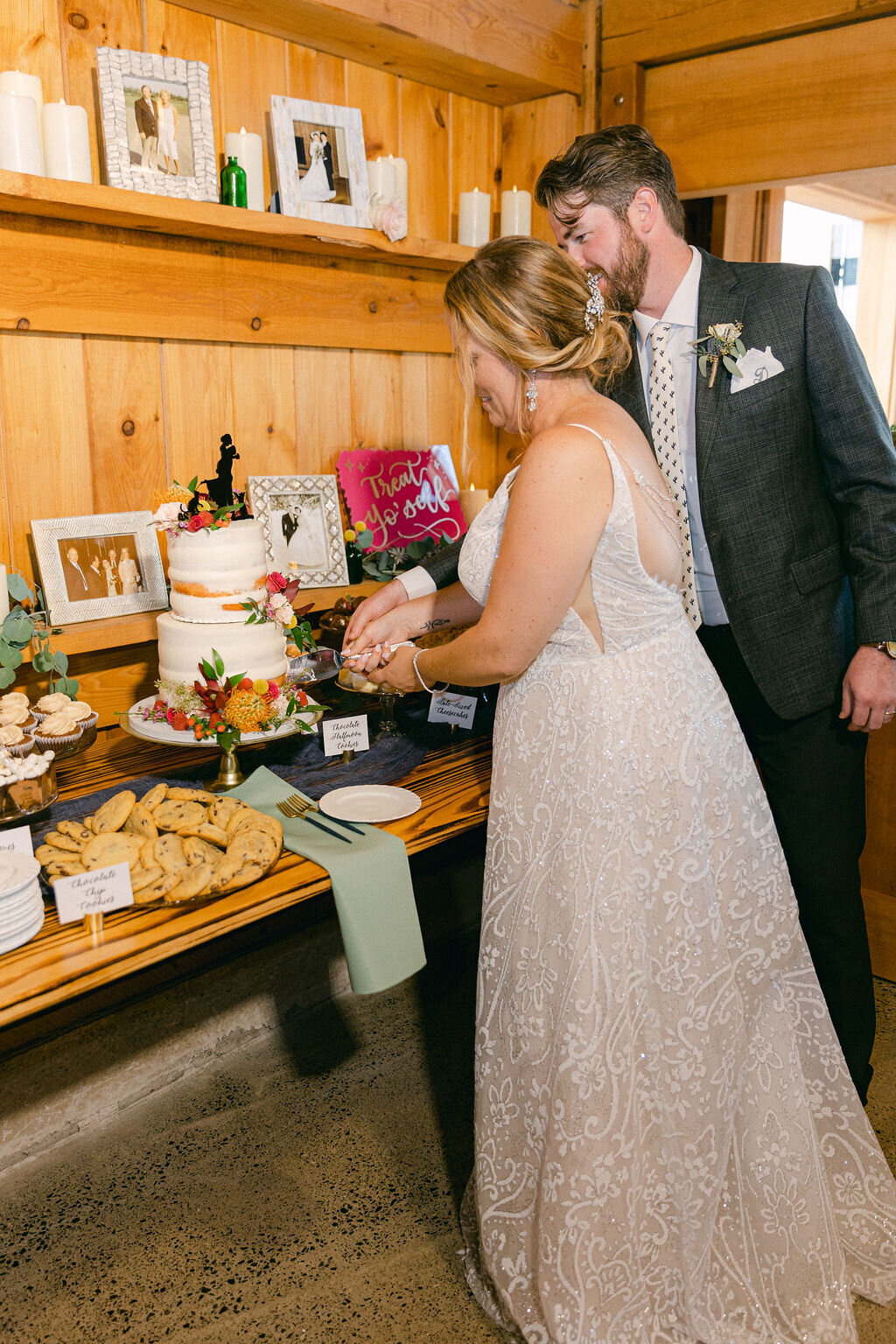 quiet-cake-cutting-wedding-ideas