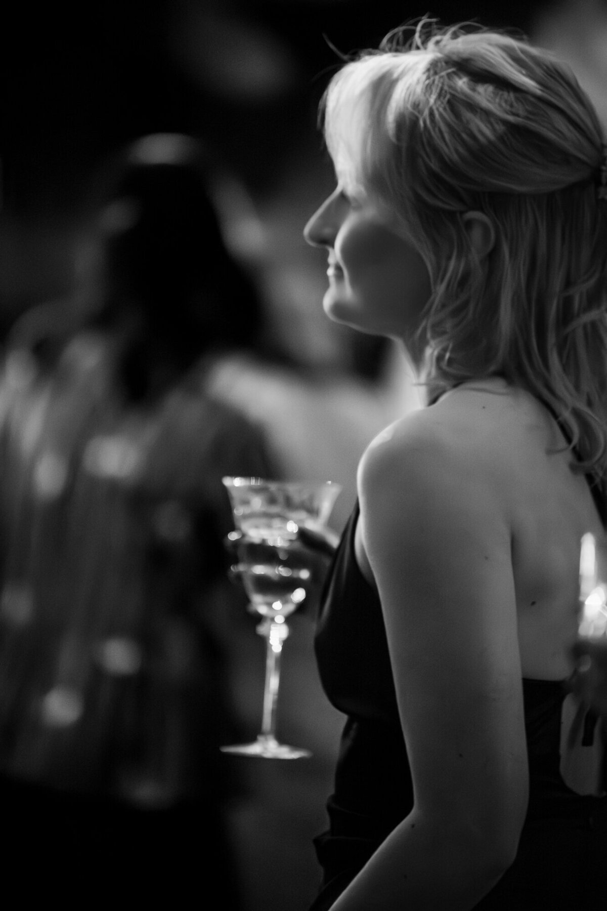 Jeune fille avec verre d'alcool - Soirée de mariage - Photographe de mariage