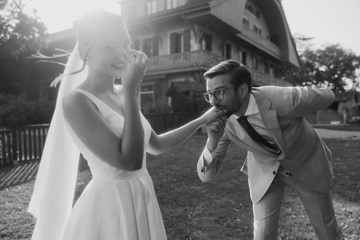 wedding-couple-portrait-hand-kissing-laurianevega