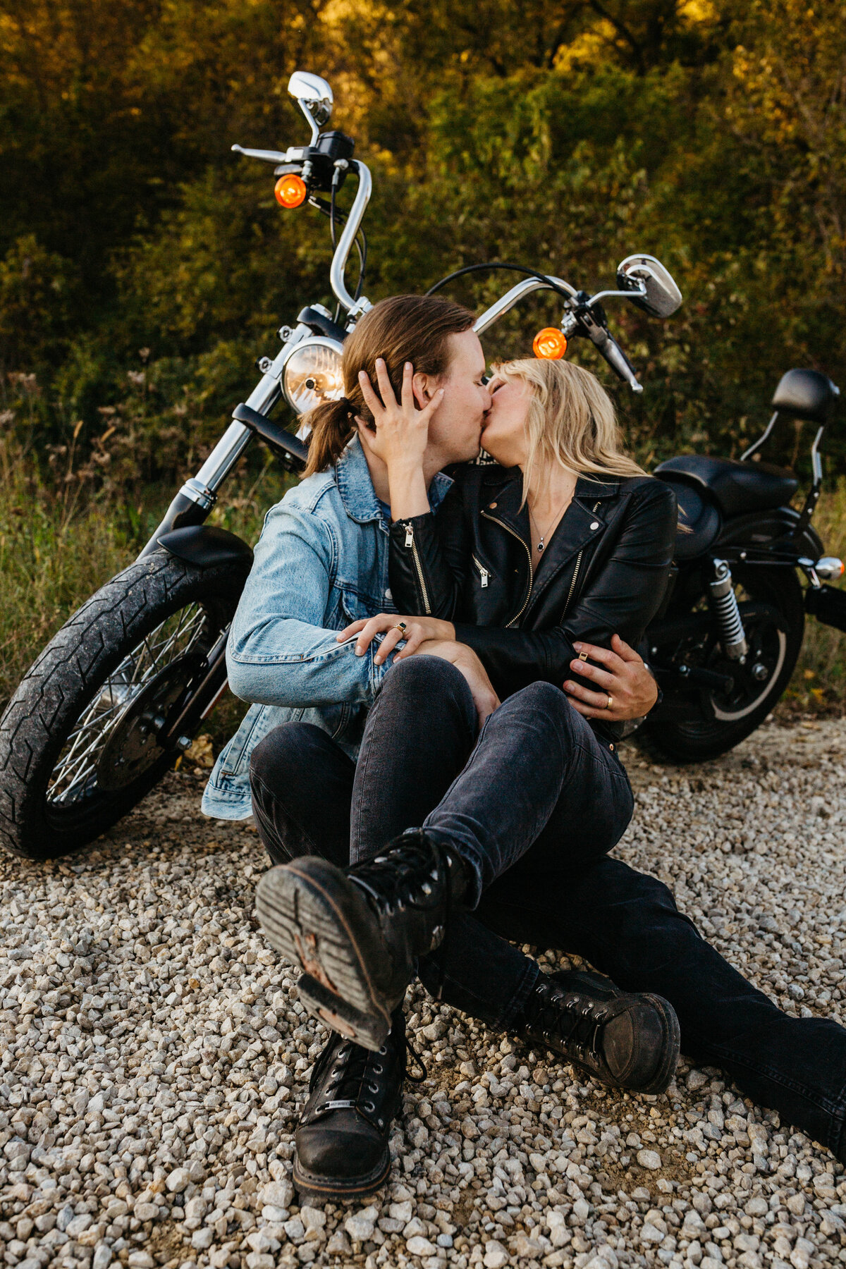 couple-kissing-by-motocycle