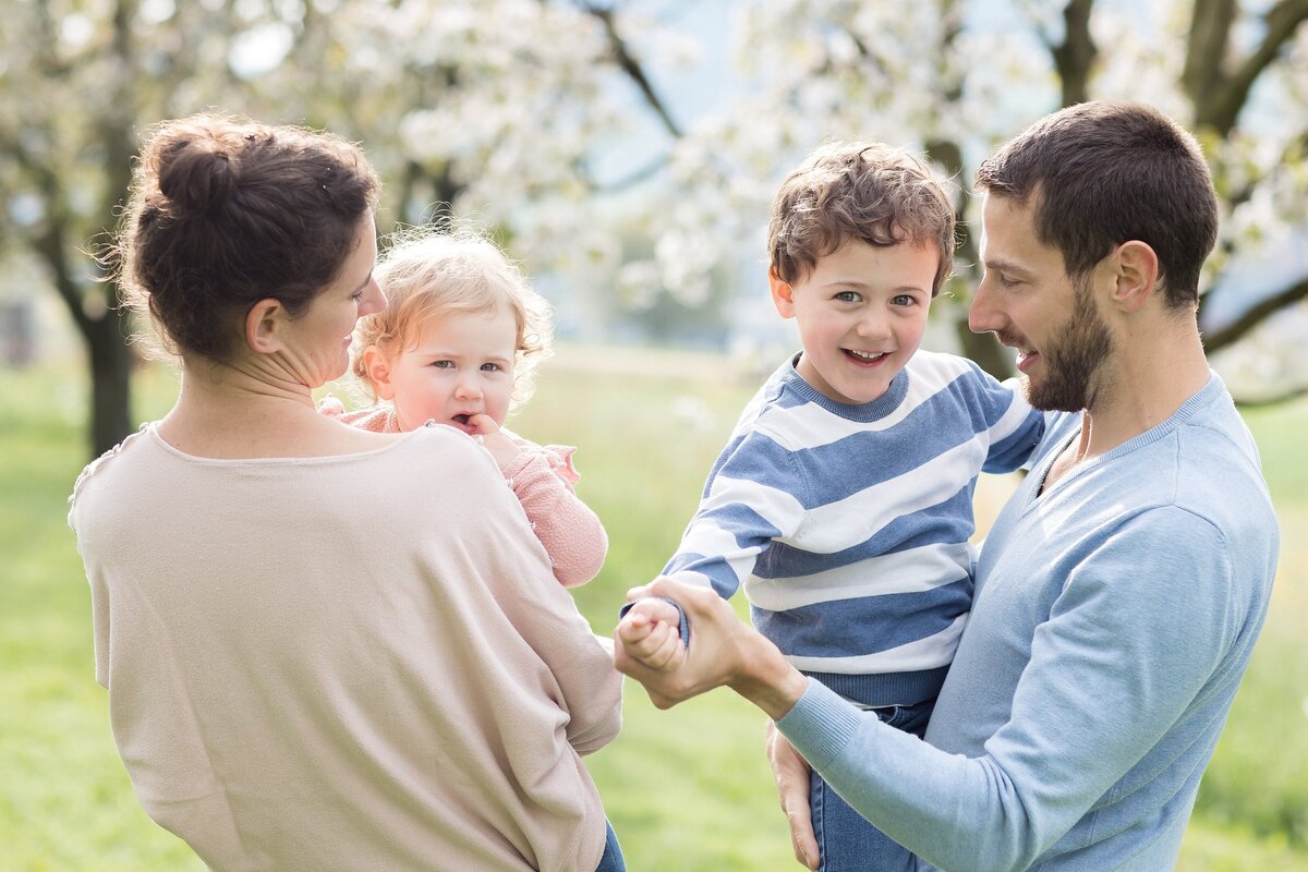 Familienshooting-Familienfotos-Aargau-Zuerich-Frühling-Fricktal-Kirschblüte-26