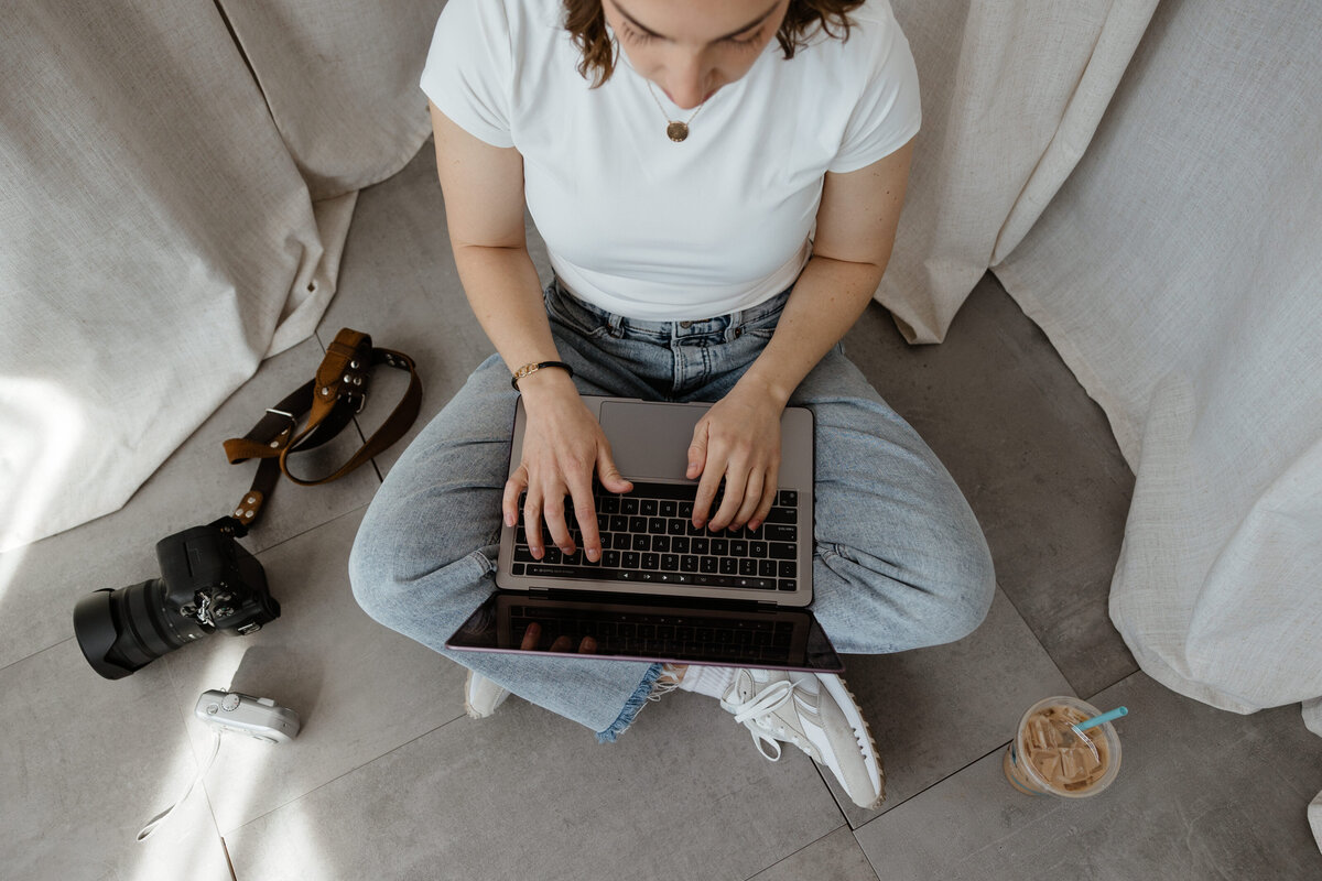 sioux falls photographer, sitting on computer