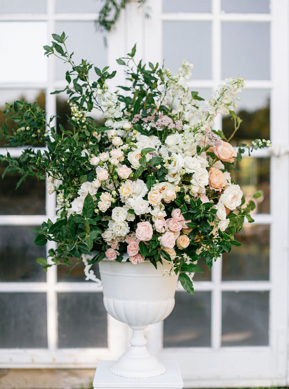 garden-wedding-florals-white-pink-soft-colours