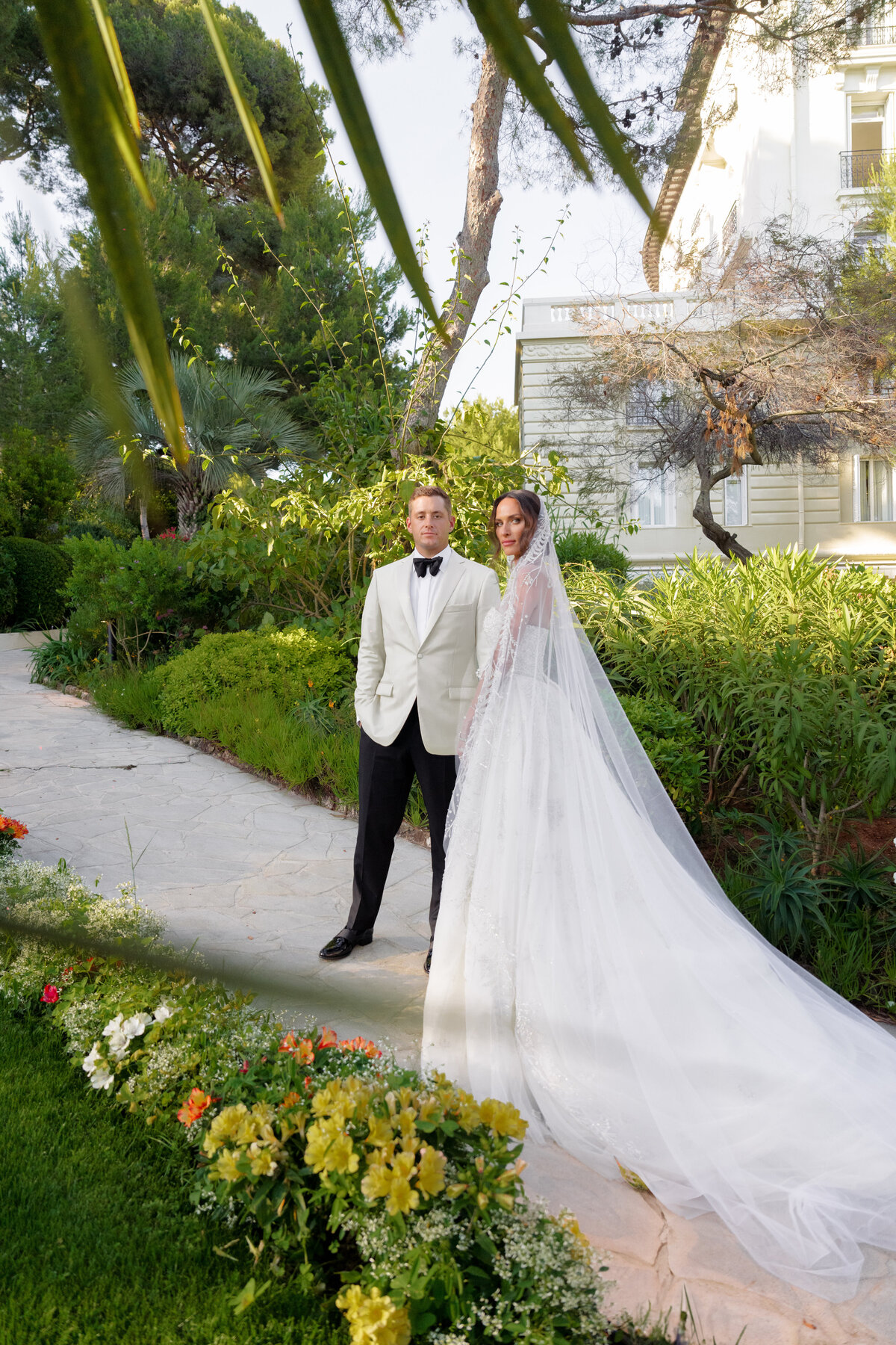 Elegants Bride & Groom posing in le Grand Hotel du Cap Ferrat Gardens