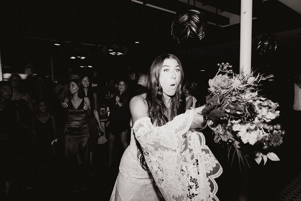 bouquet-toss-photo