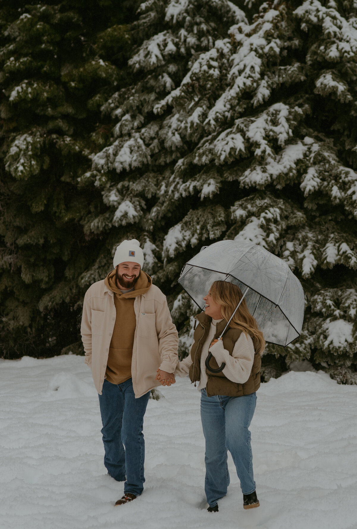 Engagement photos in Oregon in the Snow