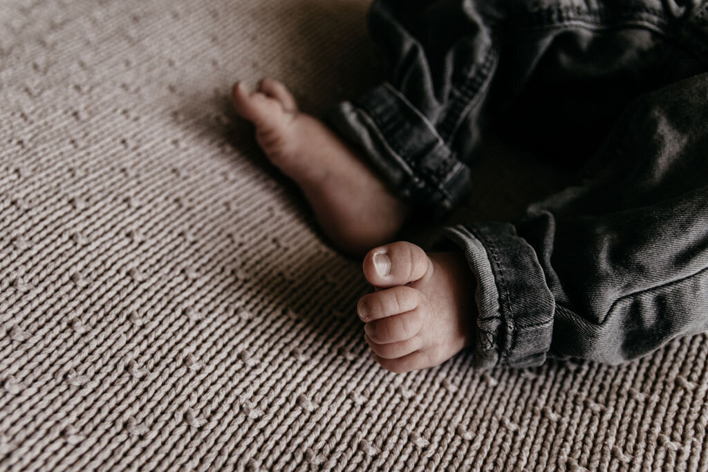 Newborn babyvoetjes tijdens een newbornshoot in Noord-Nederland