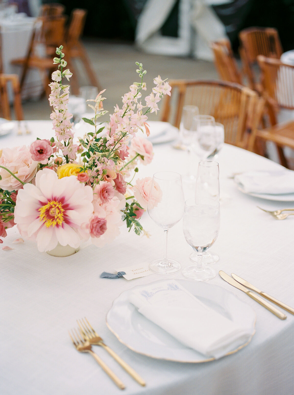 White table with pink flowers and gold cutlery