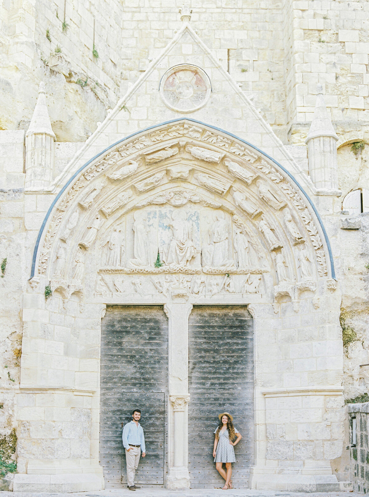 Couple in front of door, architecture, St Emilion, Aquitaine