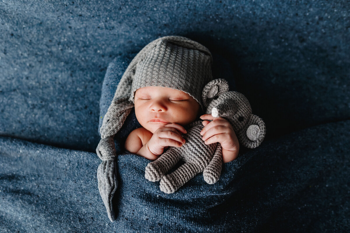 04-gold-newborn-wovenbylegaiesllc-2025