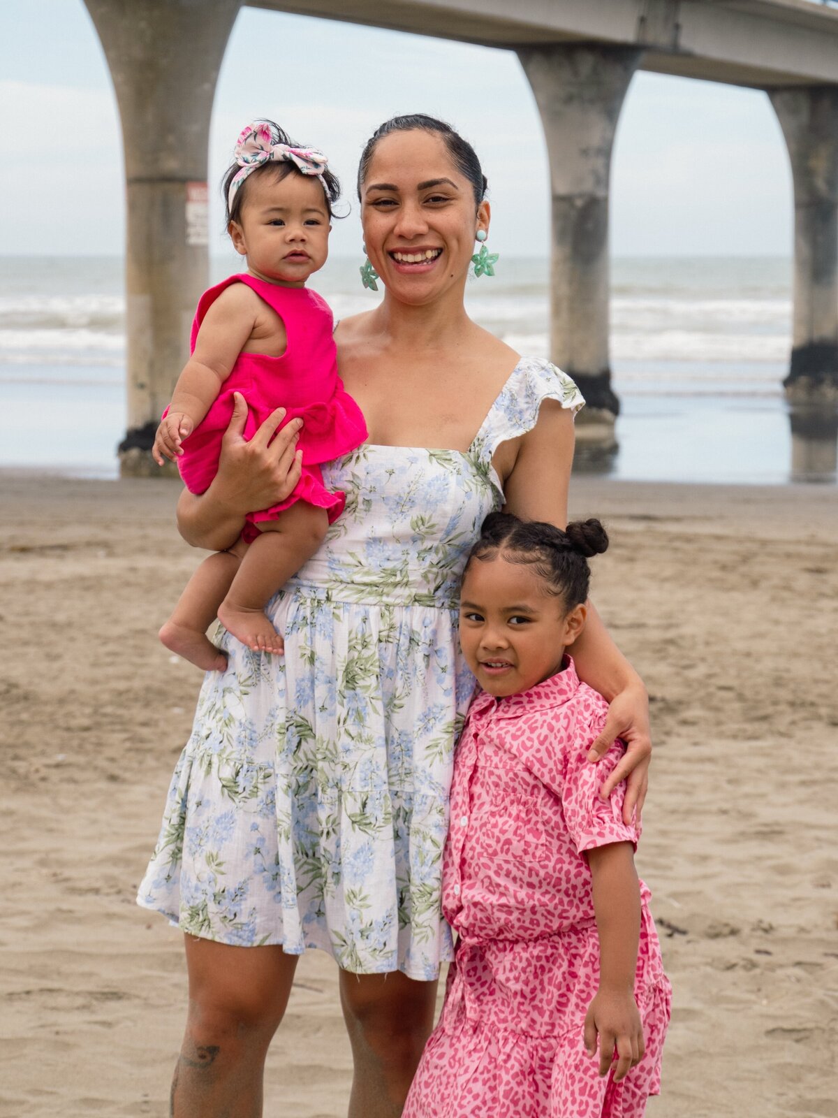 lifestyle-family-session-new-brighton-beach-christchurch-photos-with-river-8