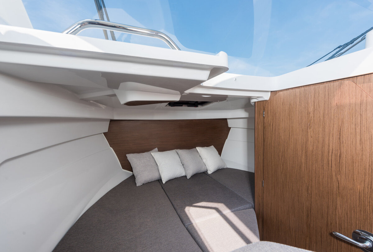 beneteau-antares-7-interior-6