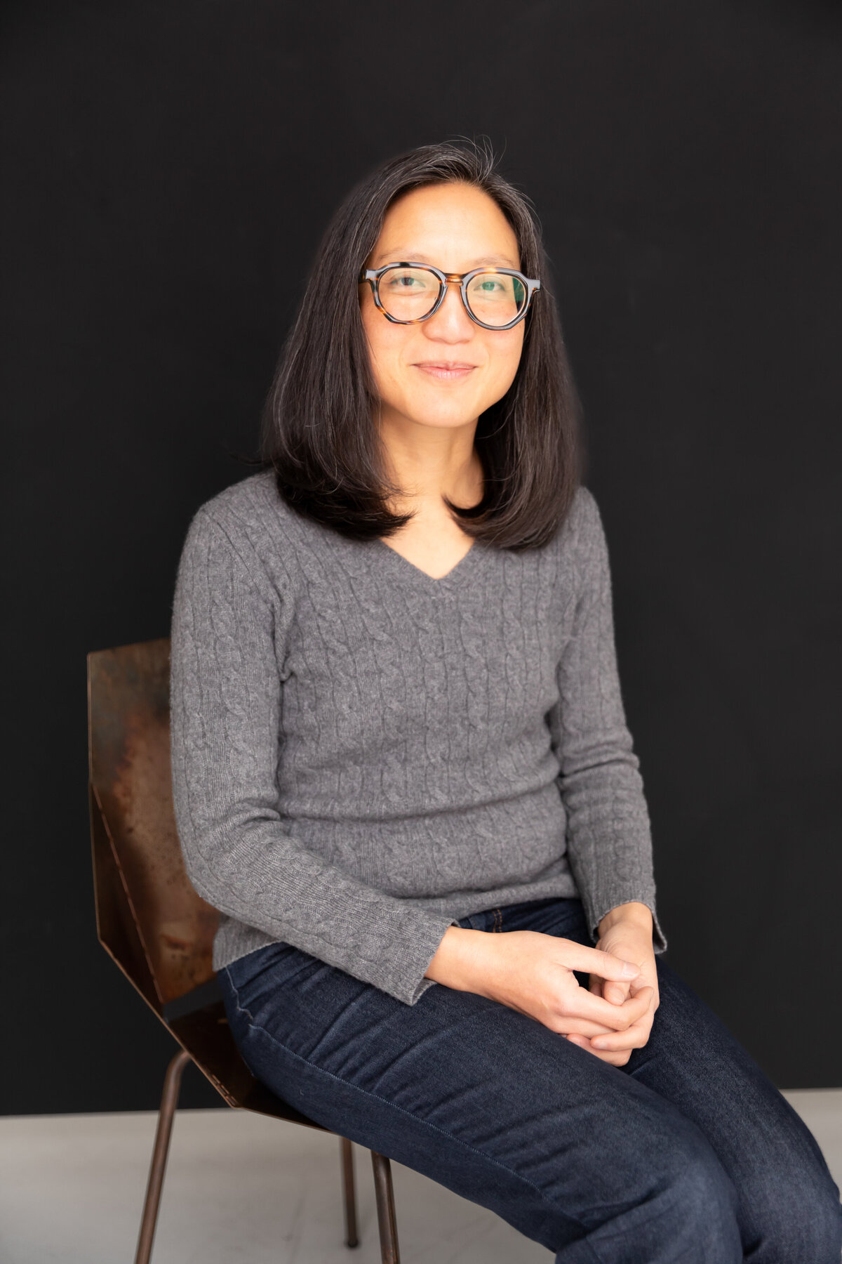 headshot-black-background-studio