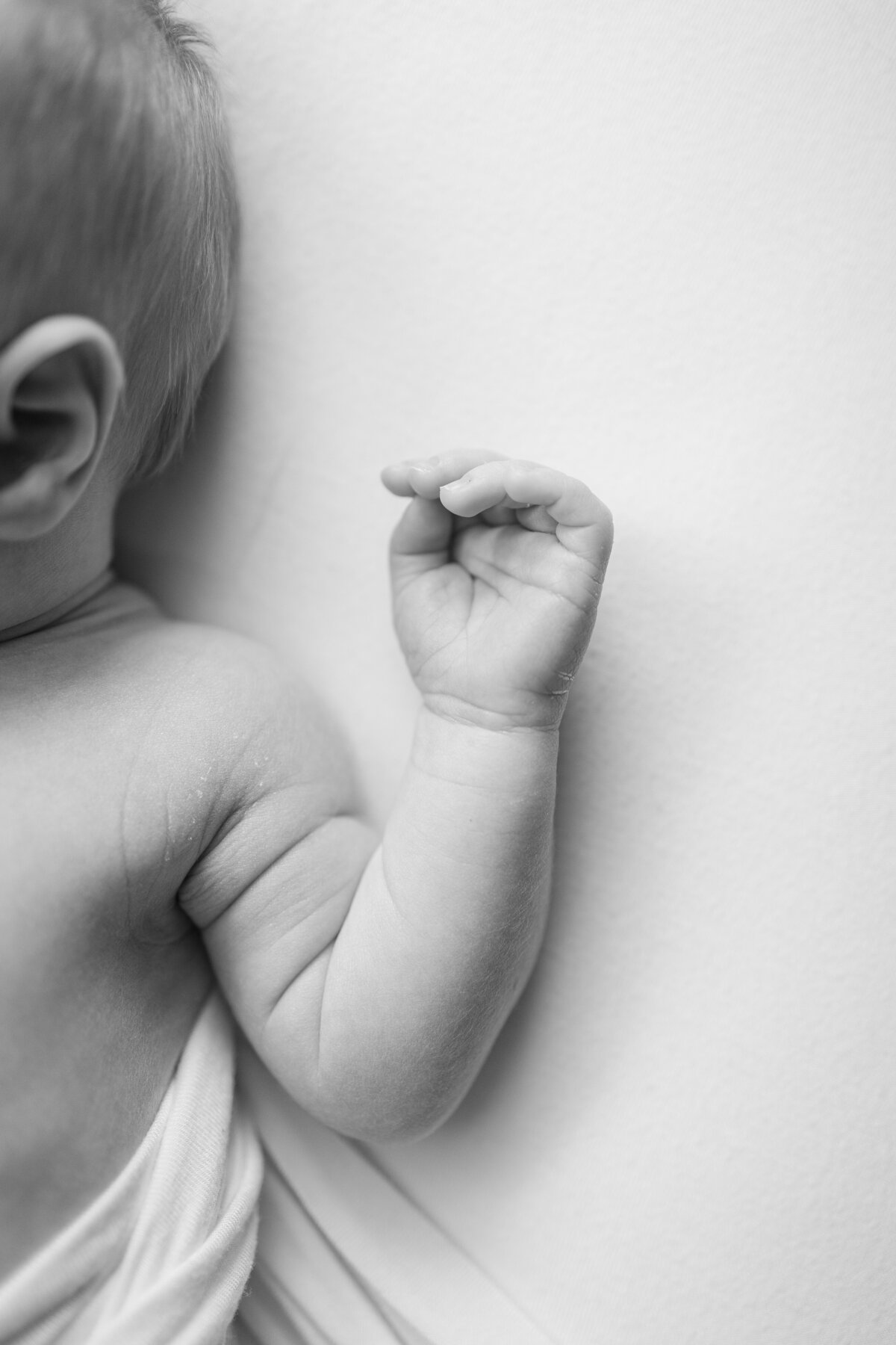 black-and-white-newborn-baby-boy-photo-chelsey-kraus-photography