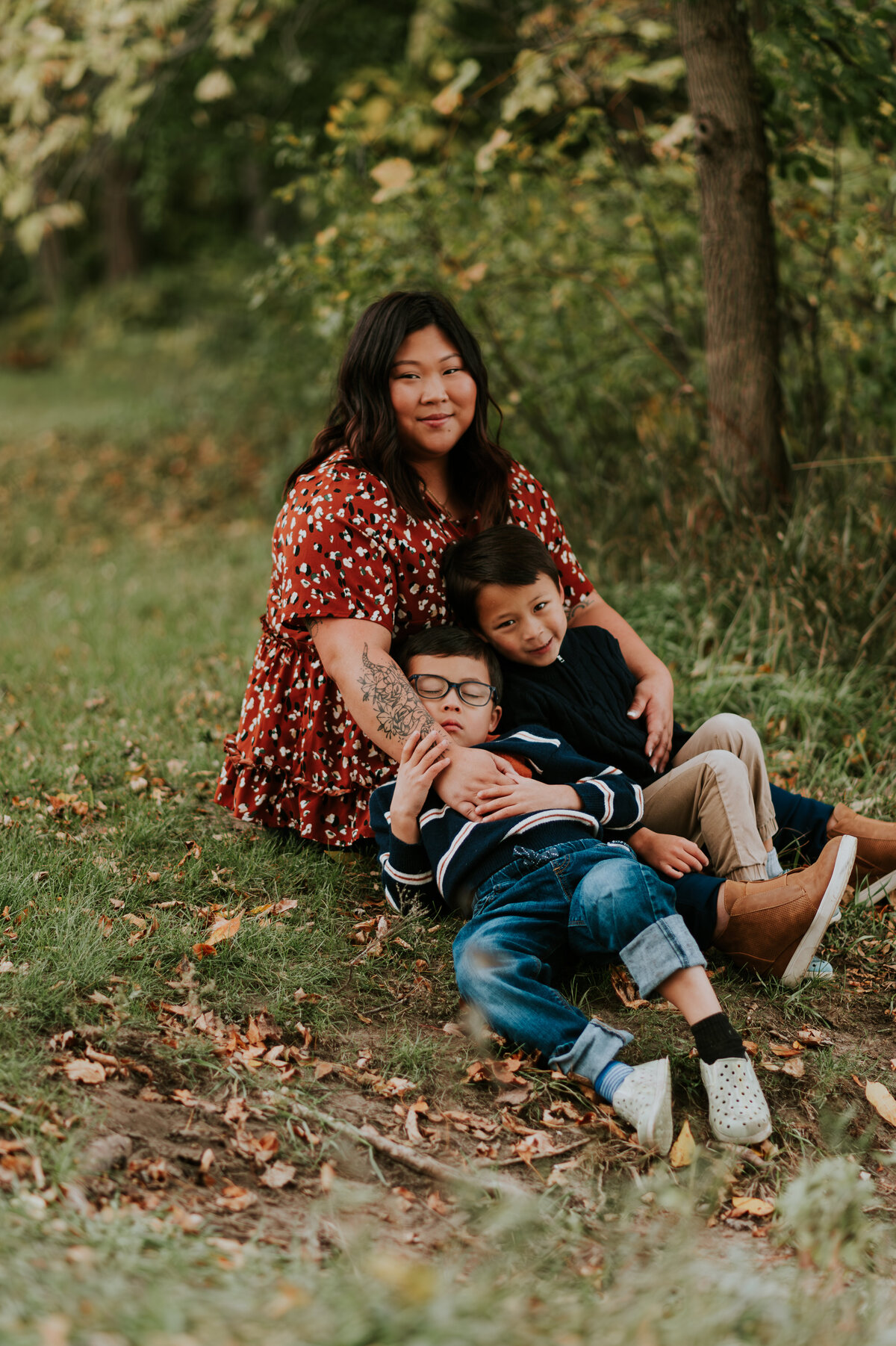 Gather amidst greenery in Minneapolis family photography. Shannon Kathleen Photography creates timeless portraits that reflect your family's harmony. Book now!