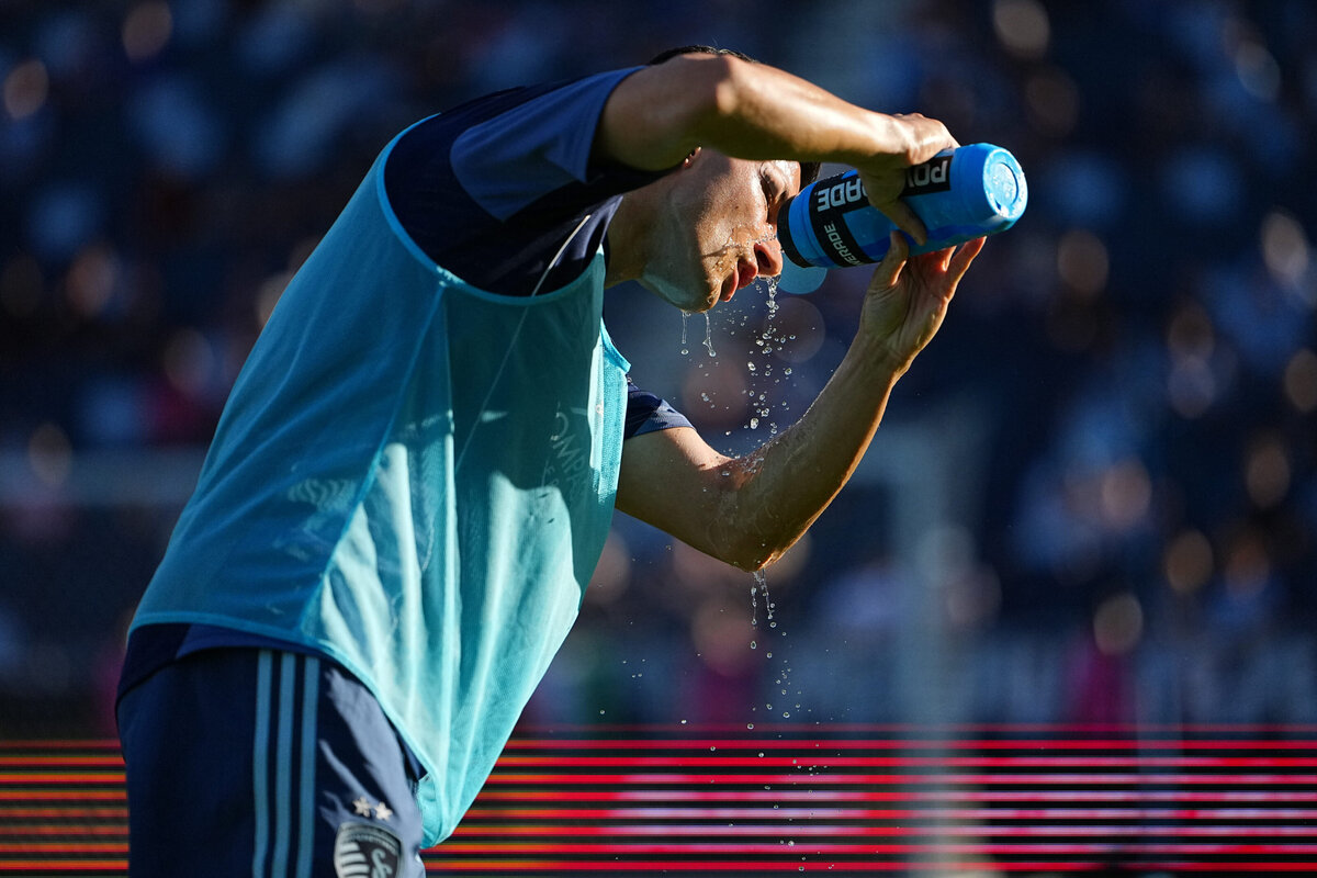 kansas-city-sports-photography-0238-player-splashing-water-on-head