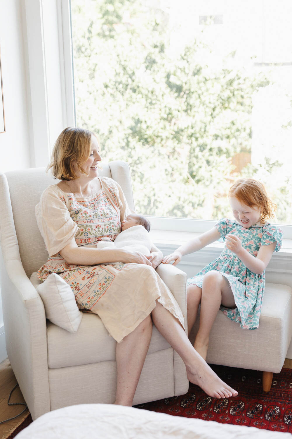 in-home-lifestyle-newborn-photo-session-Toronto-older-sibling-1
