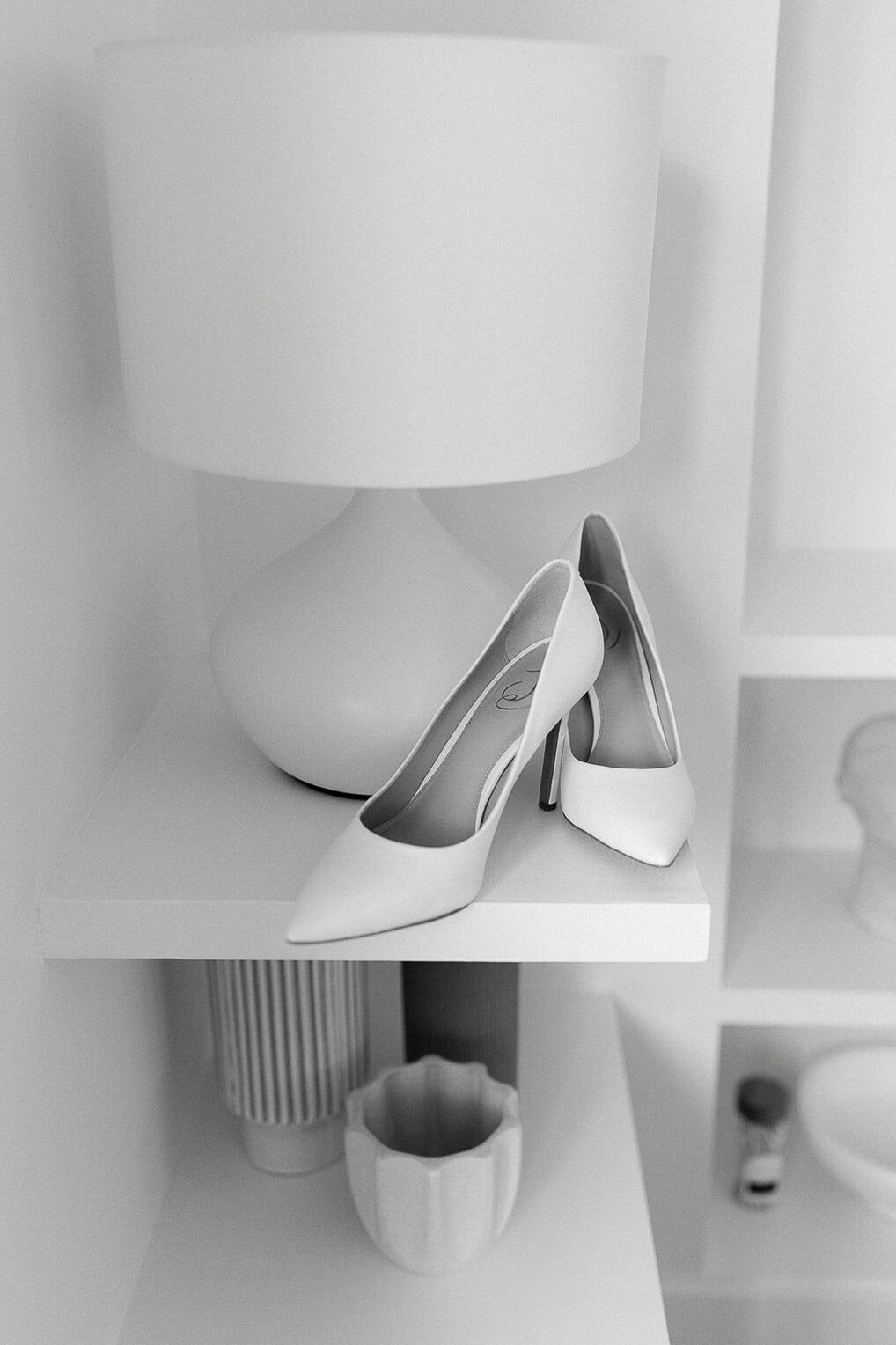 Soulier de la mariée devant une lampe lors de la préparation de son mariage.