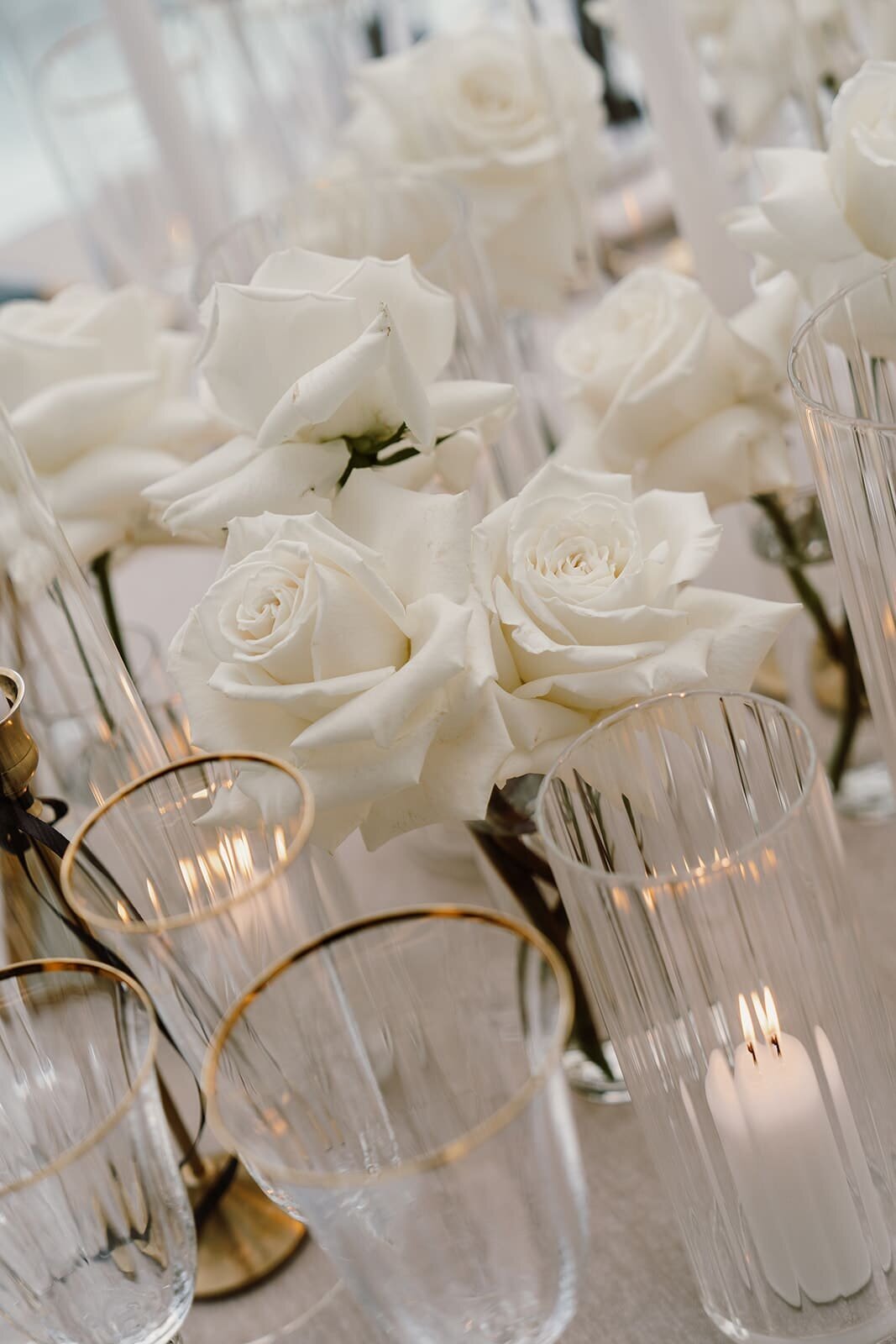 Wedding-table-white-flowers