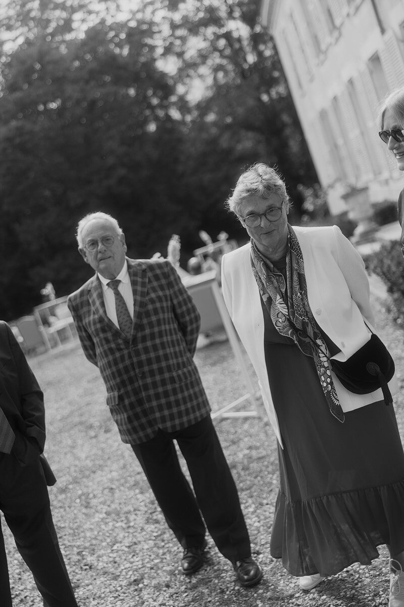 wedding-guests-walking-blackwhite-laurianevega