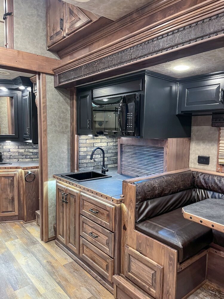 luxury-living-quarter-horse-trailers-trail-boss-conversions-kitchens-4