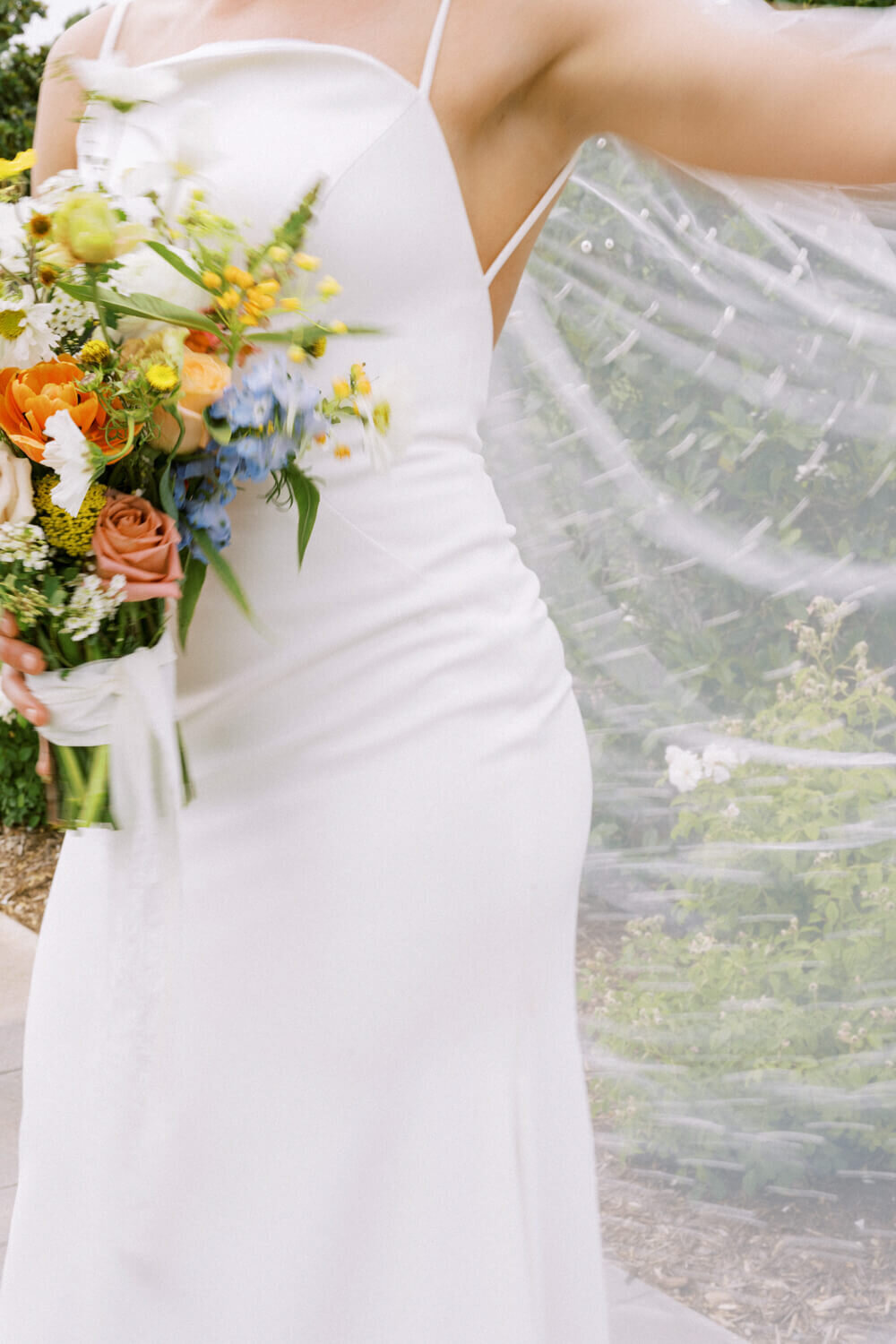 motion-blur-of-pearl-veil-with-orange-bouquet