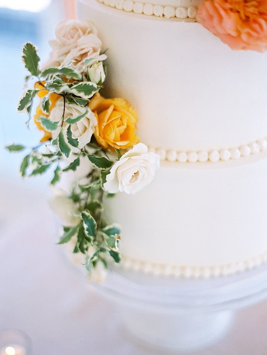 Classic wedding cake with roses and ivy © Bonnie Sen Photography
