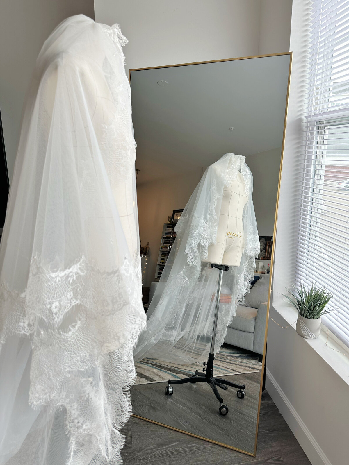 Single-tier blusher veil featuring lace all around the border
