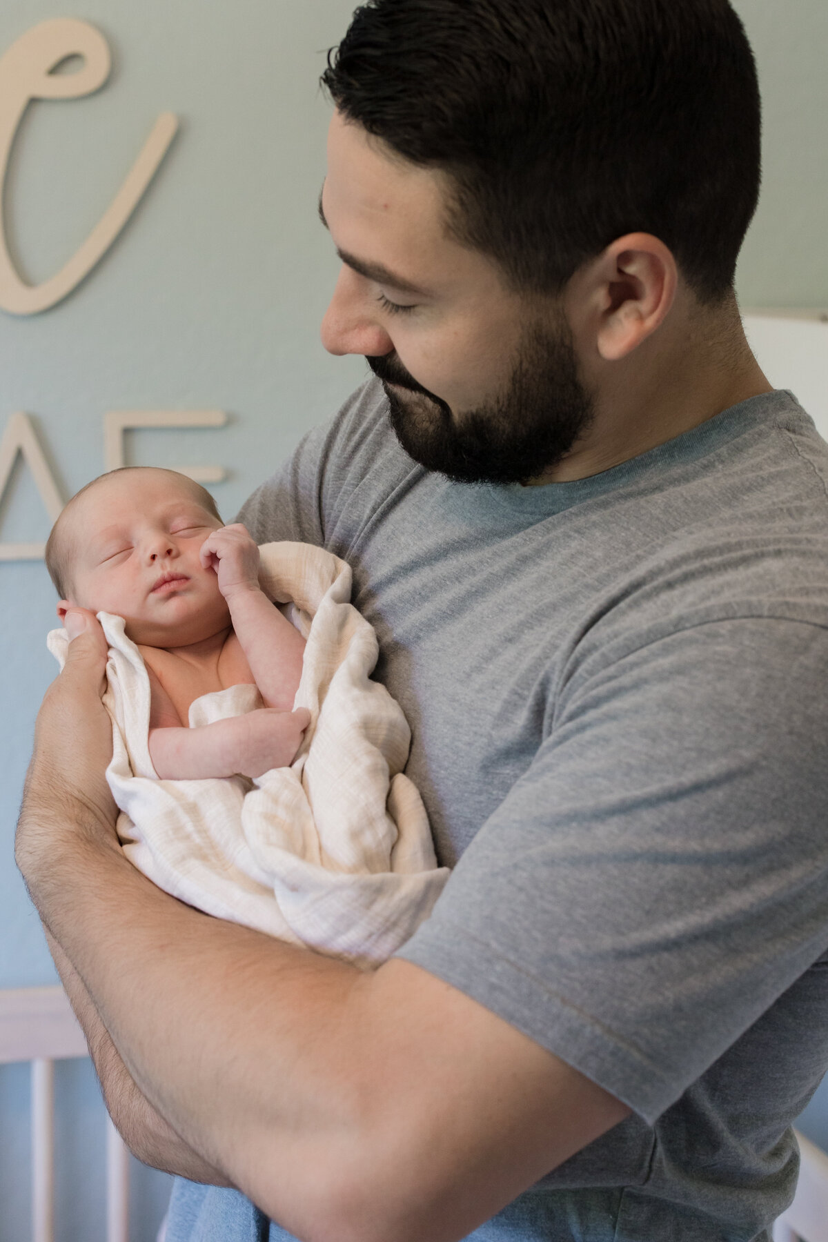 Newborn poses, newborn photo session, newborn lifestyle session, newborn photographer, big sister, family photography, in home family session, big brother with infant, big brother with baby