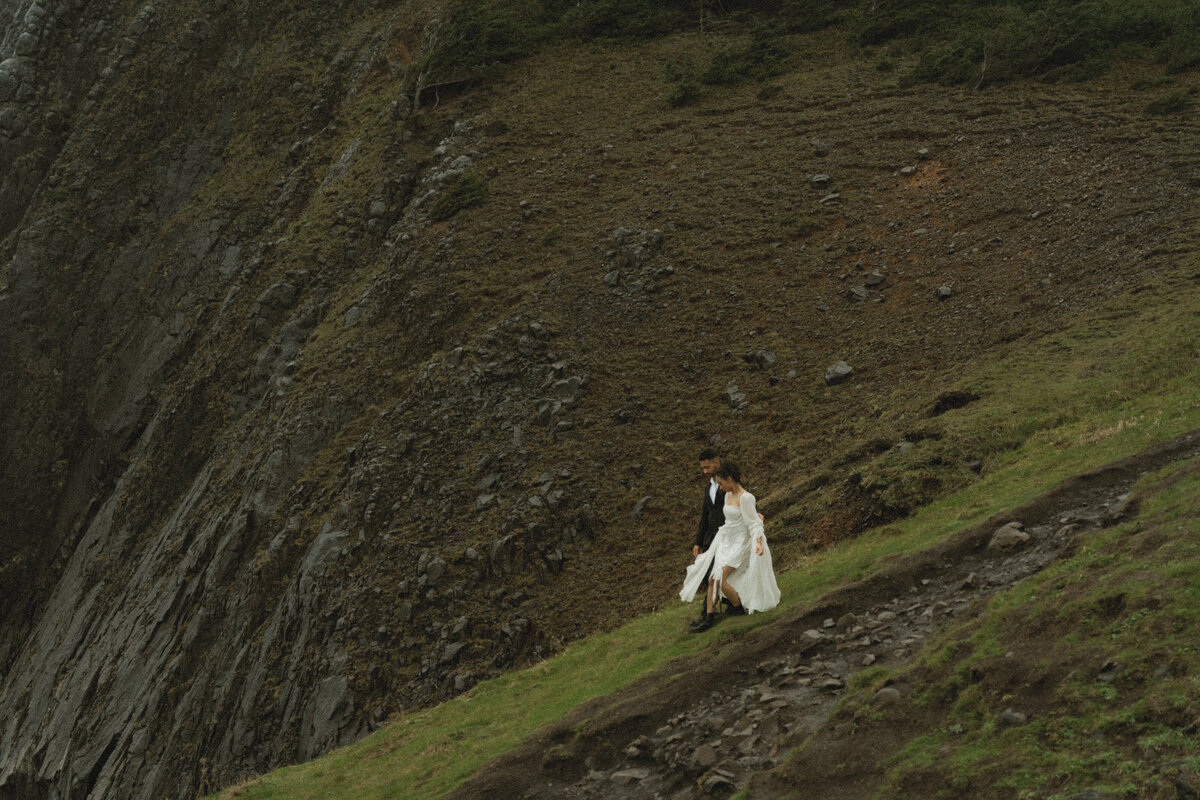 elopement oregon cliff - lizarrietaphotography-32