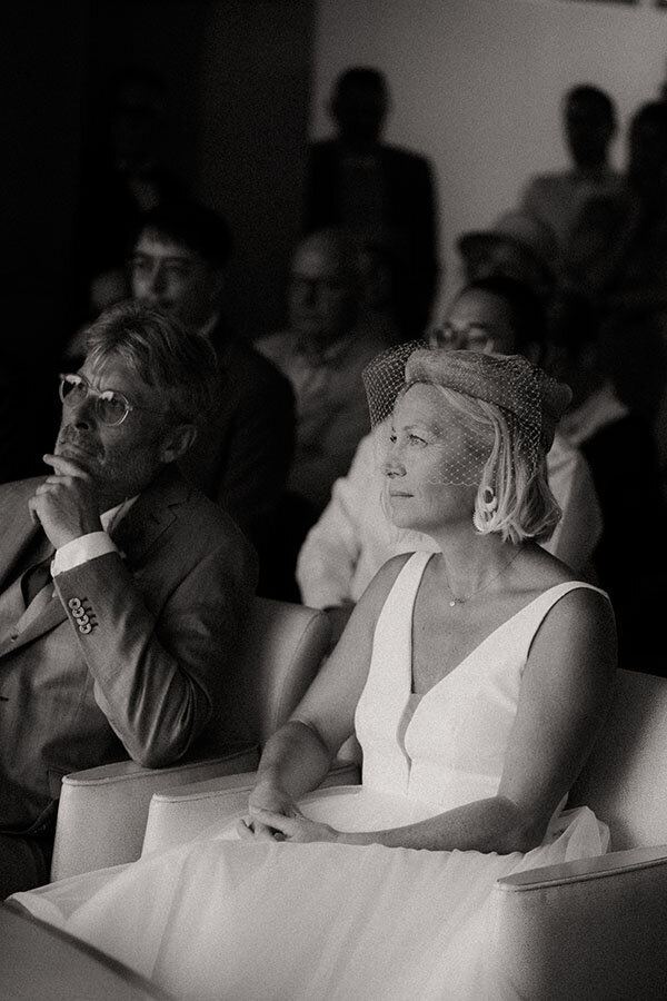Gwladys et Patrick à la mairie. Photo en noir et blanc par Kamescop, photographe en Bretagne.