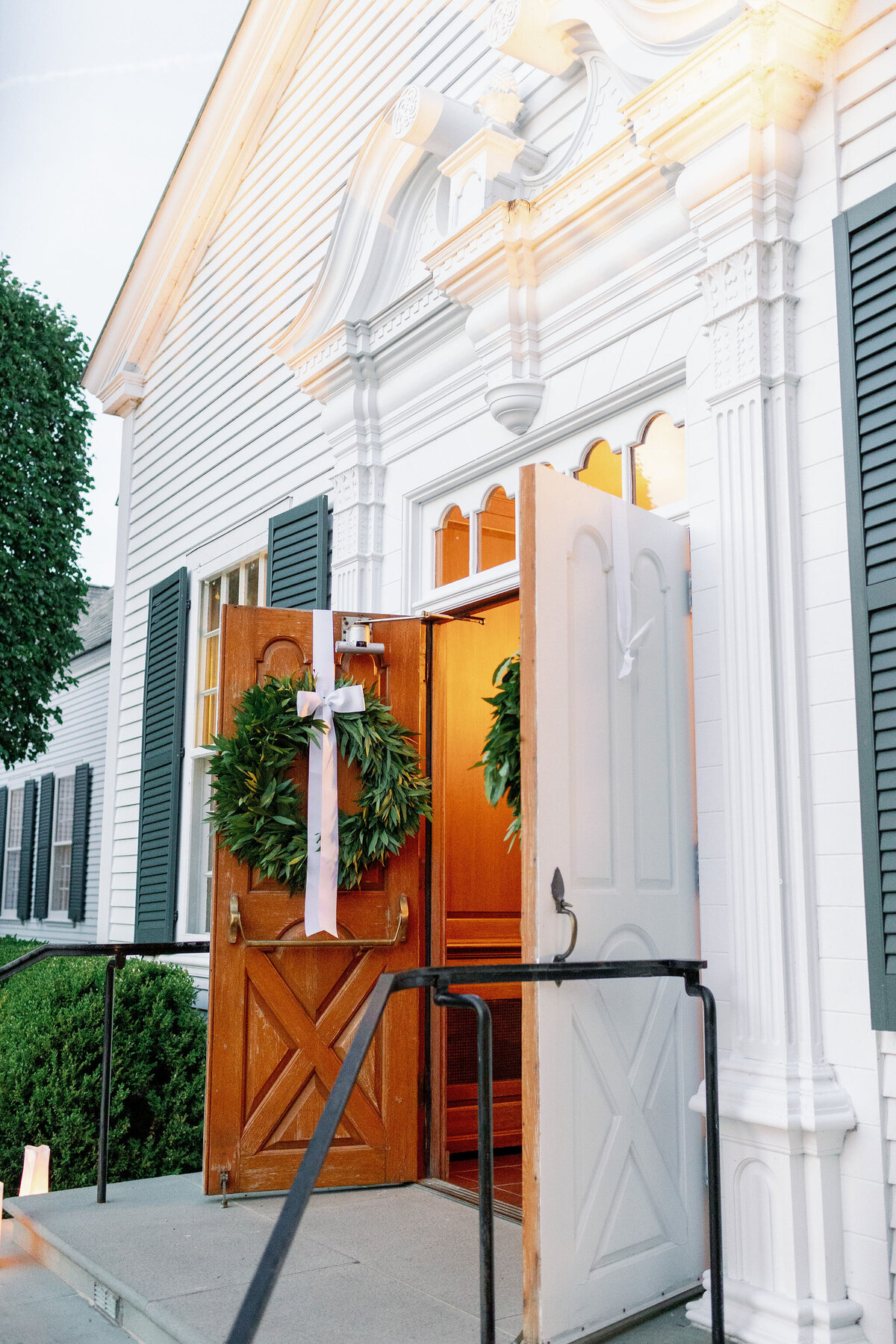 A close up photo of the entry doors with wreathes at the Shoresacres CC. 