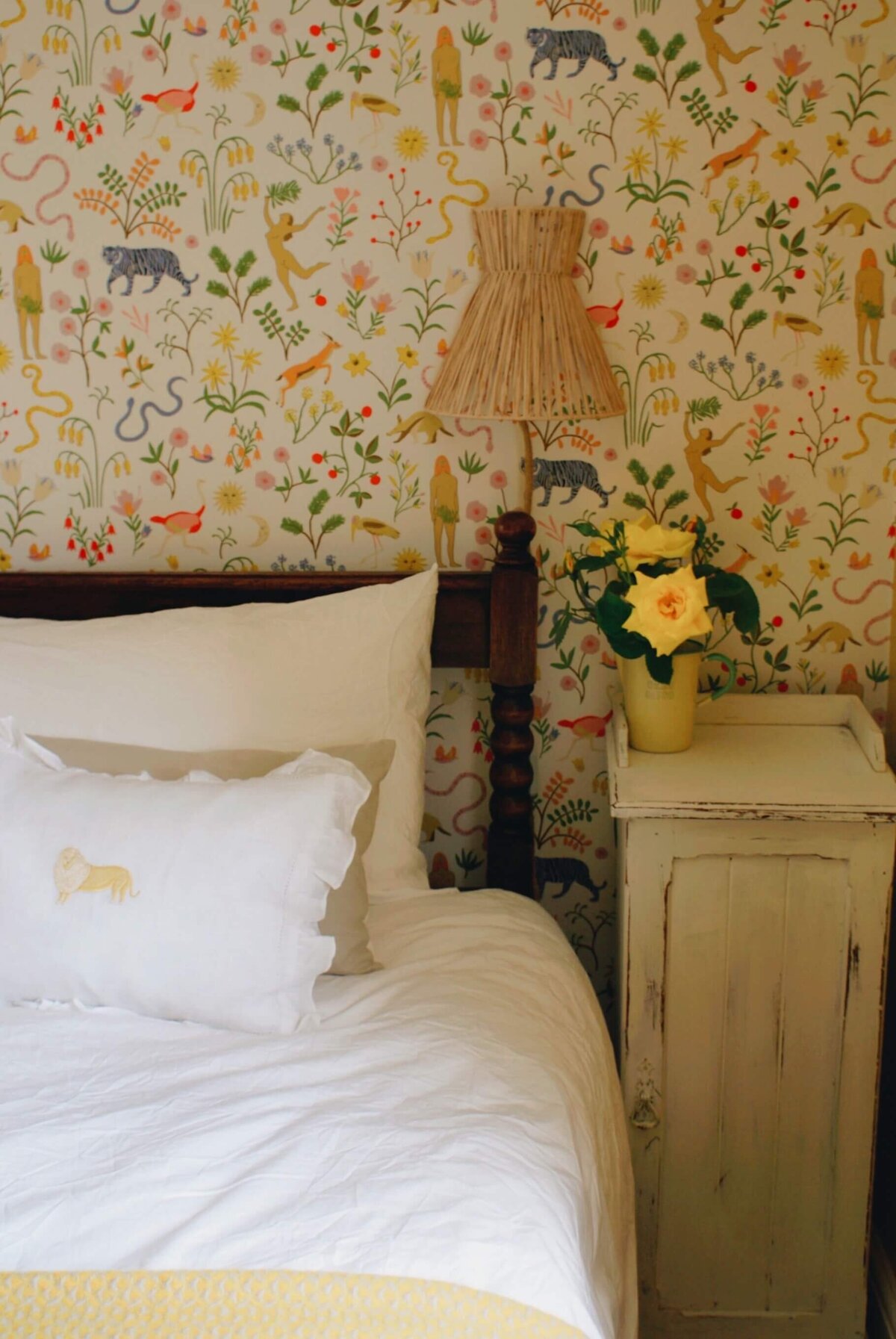 yellow-bedroom-lion-cushion-wallpaper