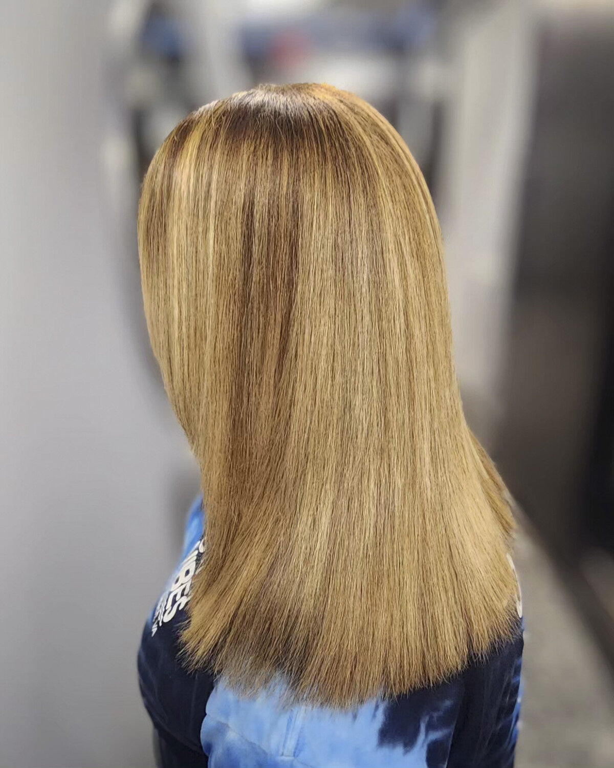 Dark blonde hair extensions on medium hair