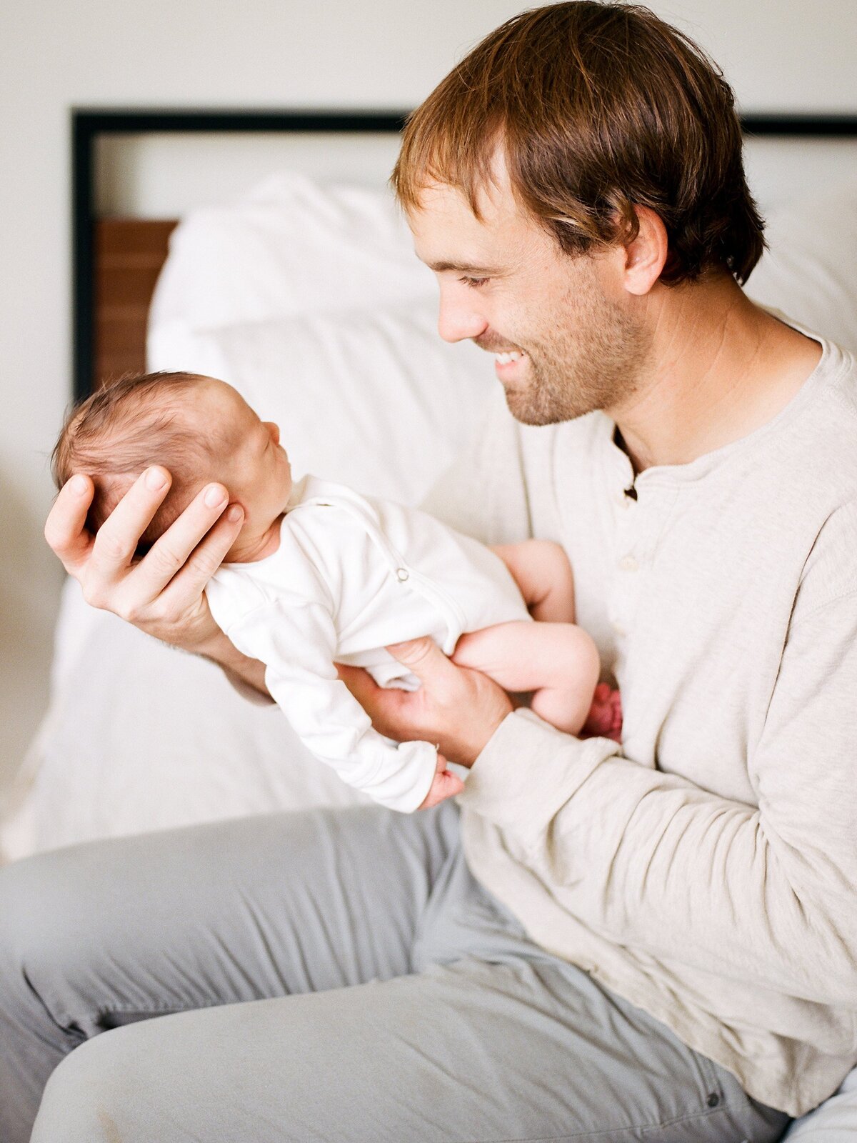 modern-natural-newborn-photos-charlottesville-virginia-amy-nicole-photography-0005