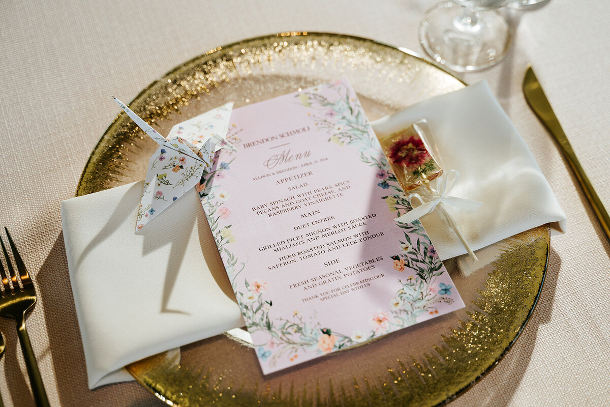 floral-wedding-with-paper-crane