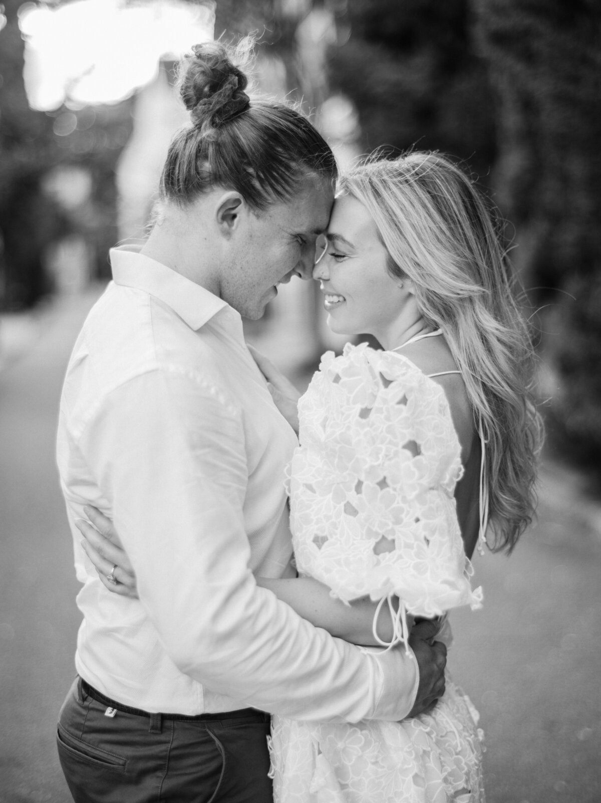 Intimate engagement photos in Charleston. Photography by Philip Casey.