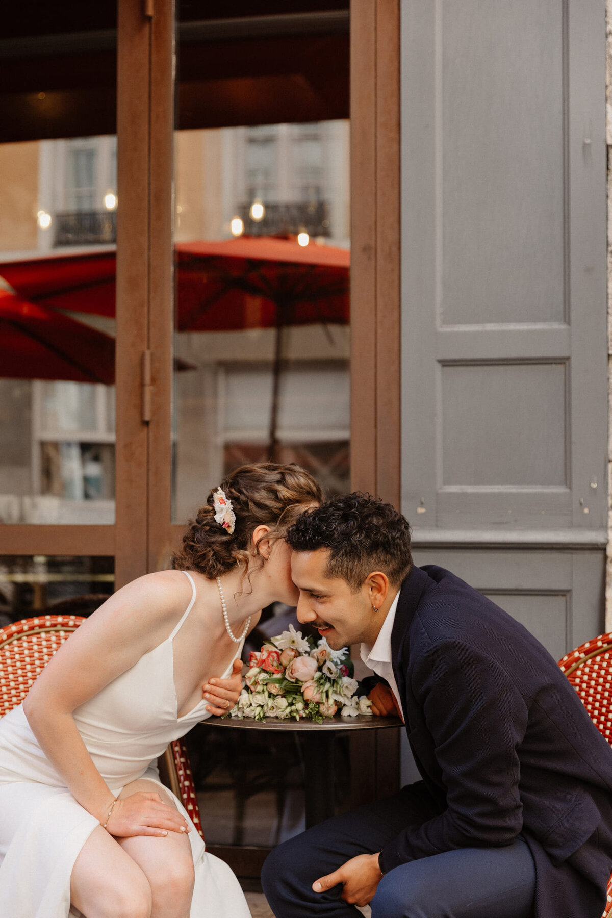 Anais-et-Nicolas-mariage-couple-table-cafe-lyonnaisjpg