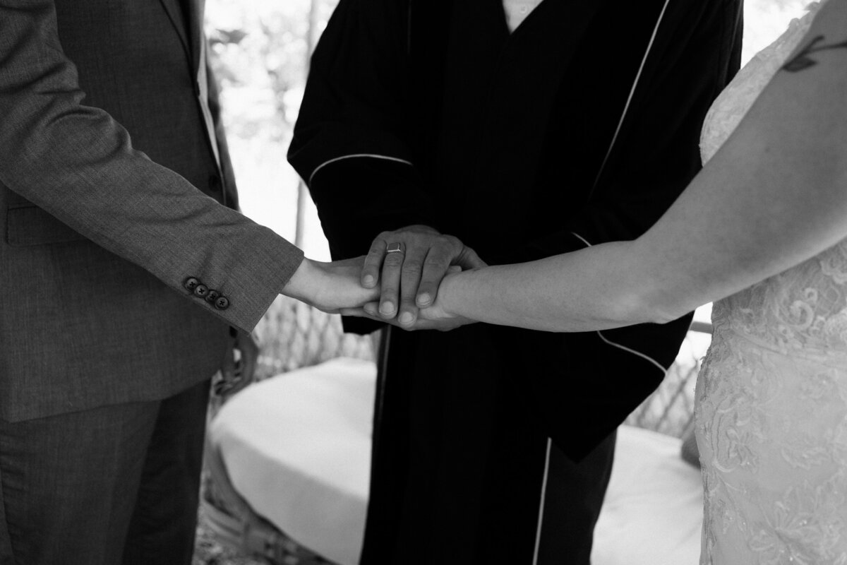rouwfotograaf legt intieme bruiloft vast bij In de Kas bij Winnsen – ceremonie detail 