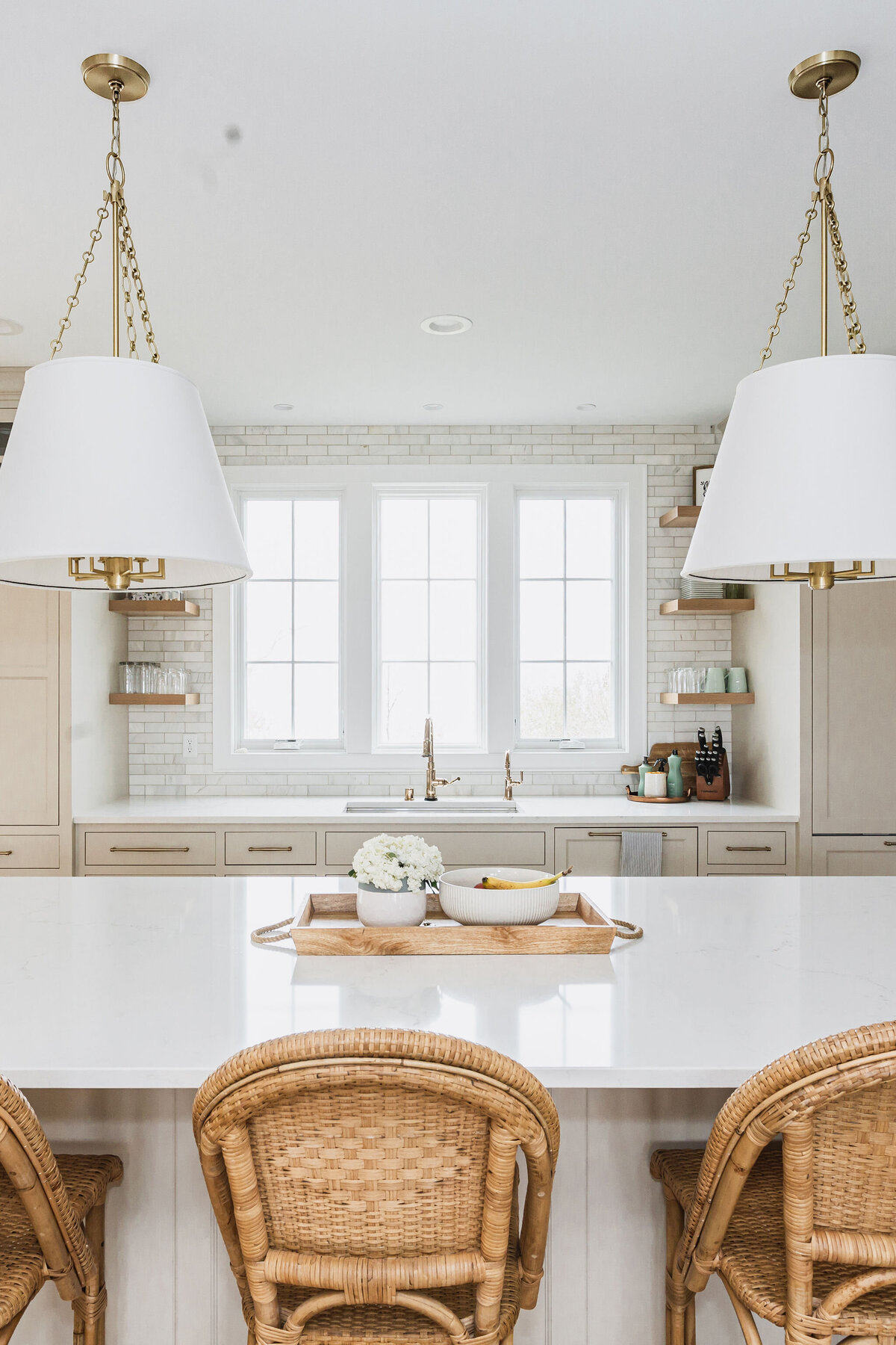 alma-homes-lake-minnetonka-builder-white-kitchen-counter-design