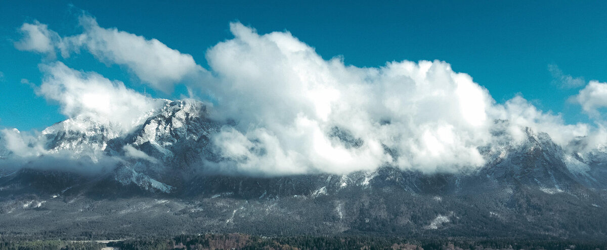 Wolkenverhangene Alpenlandschaft mit dem Dobratsch in Kärnten – eindrucksvolle Winterstimmung, eingefangen von Fotograf Atelier Schulte – Spezialist für alpine Naturfotografie in Österreich.